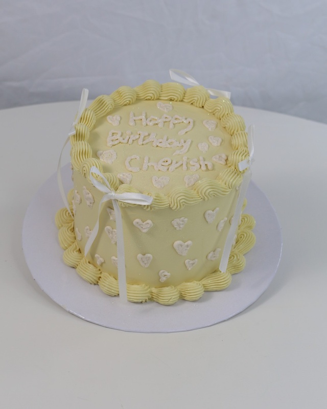 Small White Cake, a bespoke Gourmet Cake by Cakes Designs 3NL