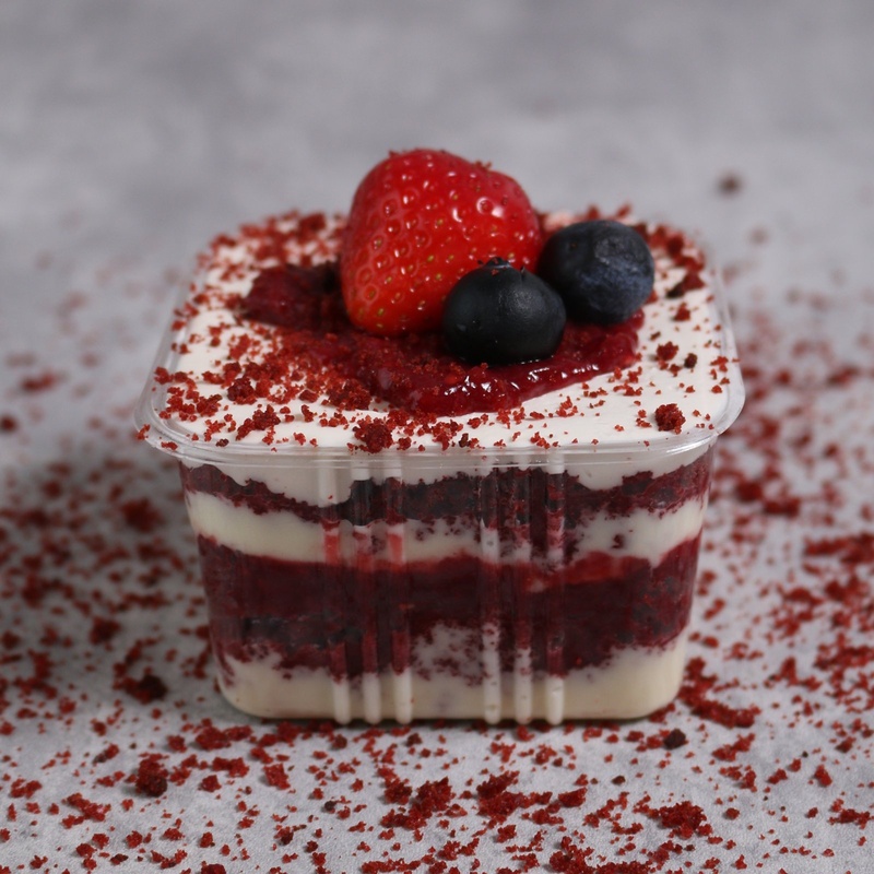 Red Velvet & Cream Cheese, with berries, a bespoke Gourmet Cake by Cakes Designs 3NL