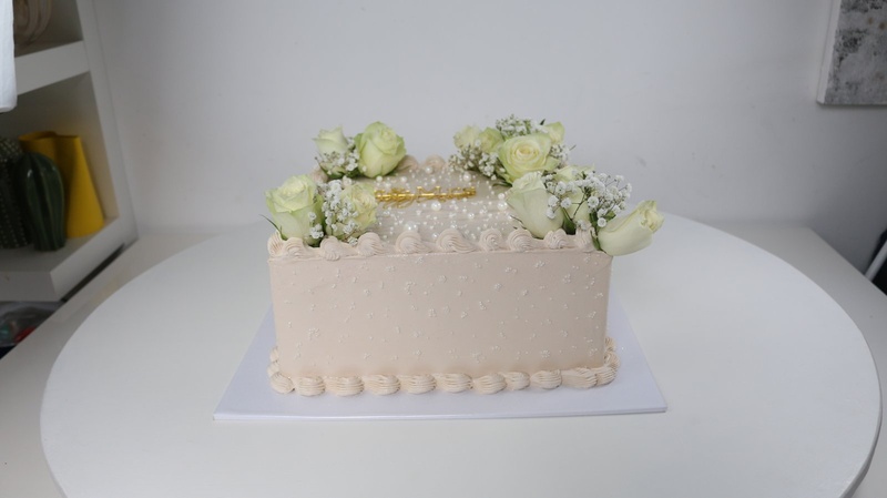 Mr & Mrs, Rectangular, a bespoke Gourmet Cake by Cakes Designs 3NL