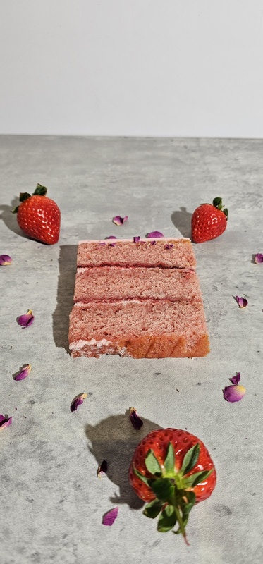Luxury Square, Strawberry & Cream Cheese, a bespoke Gourmet Cake by Cakes Designs 3NL
