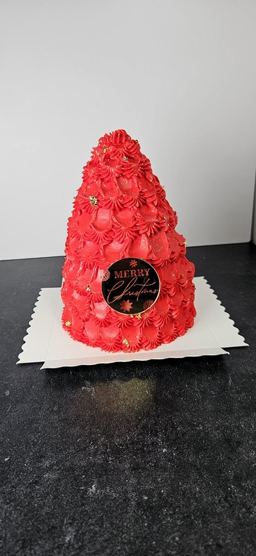Crimson Christmas Bloom, a bespoke Gourmet Cake by Cakes Designs 3NL
