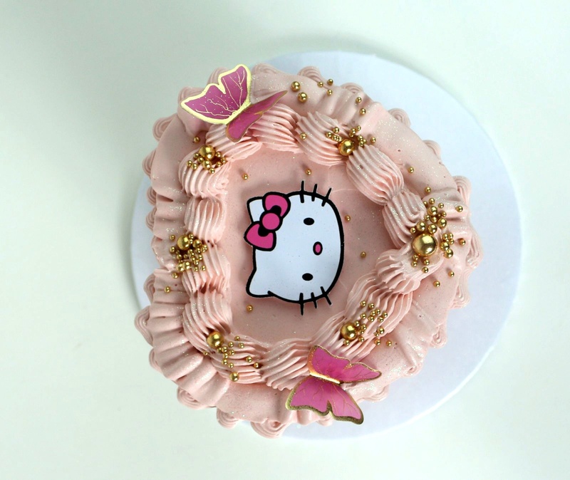 Hello Kitty Heart, a bespoke Gourmet Cake by Cakes Designs 3NL