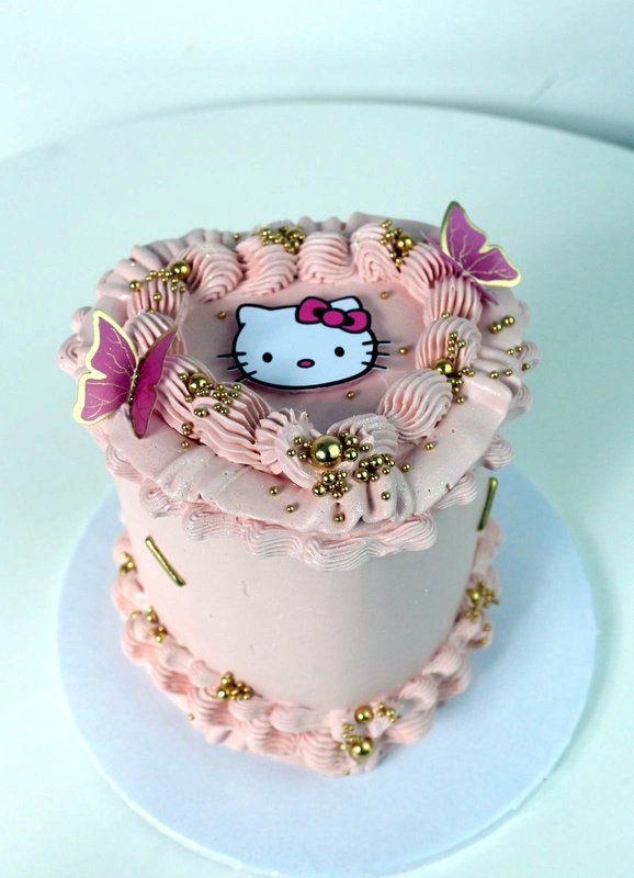 Hello Kitty Heart, a bespoke Gourmet Cake by Cakes Designs 3NL