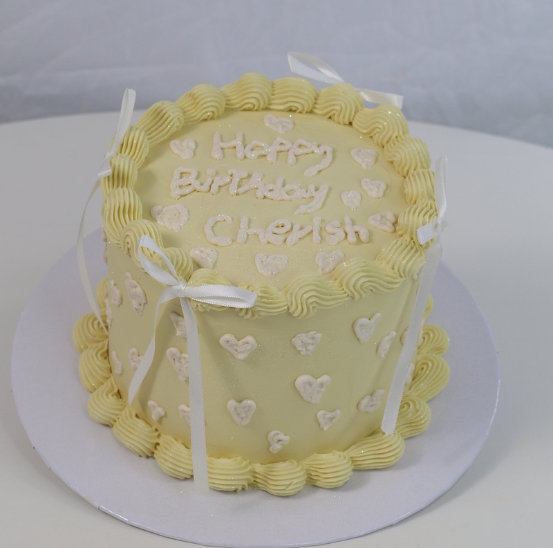 Small White Cake, a bespoke Gourmet Cake by Cakes Designs 3NL