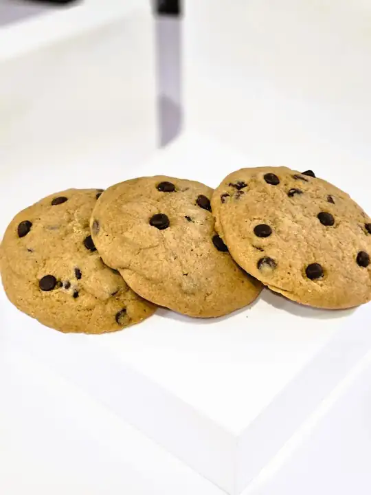 Chocolate chip cookies, fresh and golden, by Cakes Designs 3NL