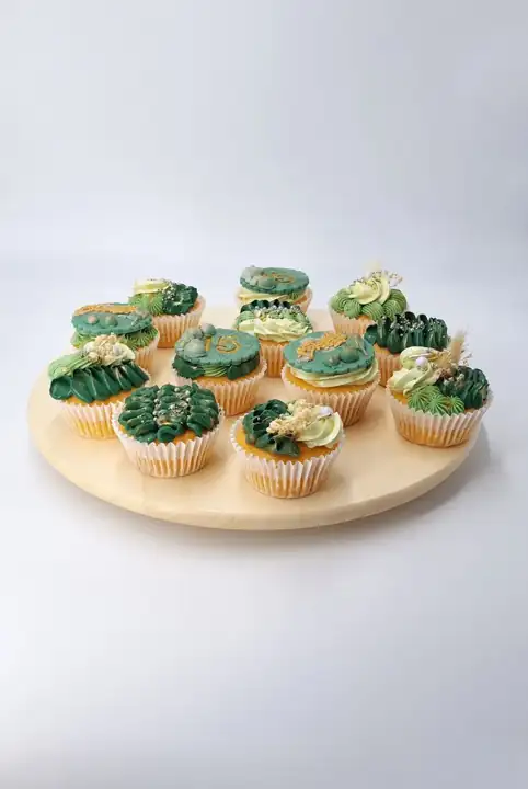 Cupcakes on the green board, by Cakes Designs 3NL